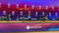 Presiden Jokowi Serahkan Tongkat Keketuaan KTT ASEAN kepada Laos