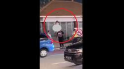 WNA asal Amerika Bikin Onar, Buka Celana lalu Naik Pohon di Parkiran Bandara Ngurah Rai <