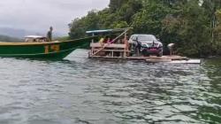 Mobil Bupati Taliabu dan Istri Nyaris Terjun ke Danau saat Naik Rakit Temui Warga<