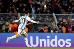 Messi Kembali jadi Pahlawan, Cetak Gol Tendangan Bebas ke Gawang Ekuador