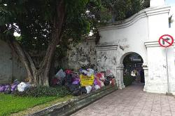 Gunungan Sampah Muncul di Kota Jogja, Diduga Dibuang Malam Hari<