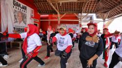 Relawan Ganjar Ajak Emak-Emak di Indramayu Cegah Osteoporosis lewat Senam Sehat<