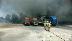 8 Truk di Pangkalan Jalan Arteri Yos Sudarso Semarang Terbakar