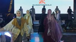 Intip Koleksi Wastra Nusantara Berpadu Warna Modern, Ada Motif Parang hingga Tanimbar