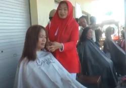 Emak-Emak Senang Ikuti Senam Sehat dan Potong Rambut Gratis dari Bacaleg Perindo