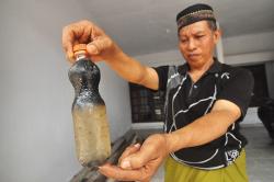 Penampakan Air Sumur Warga Kepahiang Bengkulu Tercemar BBM 