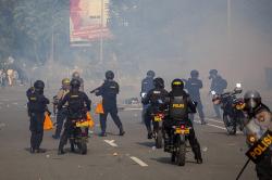 Relokasi Warga Pulau Rempang Kembali Ricuh, Lemparan Batu Dibalas Gas Air Mata