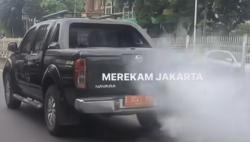 Viral Mobil Pelat Merah Berknalpot Ngebul di Jaksel, Diduga Milik Pemprov DKI