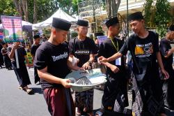 Aksi Ratusan Santri Tahfidz Alquran Pungut Sampah Berserakan di Jalanan