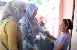 Blusukan ke Kediri, Bacaleg Partai Perindo Venna Melinda Bagikan Paket Sembako<