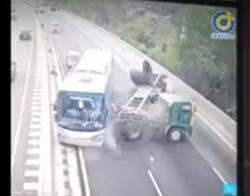 Kecelakaan Truk Tronton Tabrak Bus Pariwisata di Tol Semarang, Lalin Macet Parah