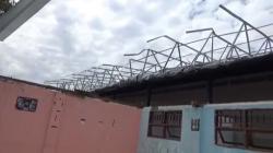 Atap SMK Laniang Makassar Terbang Diterpa Angin Kencang, Pelajar Panik Berhamburan<