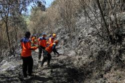 Melihat Upaya Pemadaman Kebakaran Gunung Bromo 