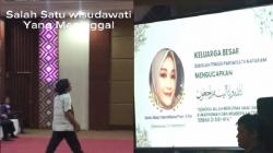 Momen Haru Suami Gantikan Wisuda Istri yang Meninggal usai Melahirkan