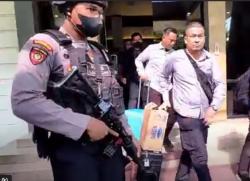 KPK Geledah Kantor Dinas Perumahan Rakyat Lamongan, 2 Koper Dokumen Disita