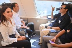Foto-Foto Jokowi bersama Sejumlah Artis Jajal Kereta Cepat Jakarta-Bandung