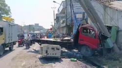 Kecelakaan di Cirebon, Truk Oleng Tabrak Motor dan Gardu Listrik, 2 Luka-luka<