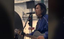 Viral Pengamen Bersuara Merdu, Netizen Salfok Wajahnya Mirip Tomingse