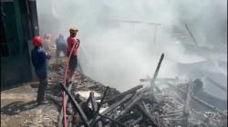 Diduga Korsleting Listrik, 5 Rumah di Cibadak Sukabumi Ludes Terbakar<