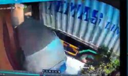 Kecelakaan di Pasuruan, Truk Kontainer Mundur Tabrak Mobil saat Ditinggal Sopir Makan <