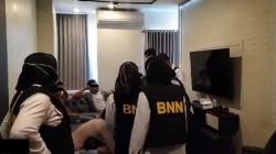 BNN Surabaya Gerebek Pesta Narkoba di Hotel Berbintang, 12 Orang Diamankan<