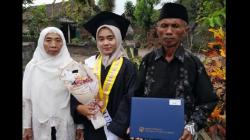 Kisah Inspiratif Dyana, Putri Petani Jadi Wisudawan Termuda Teknik Otomotif UNY