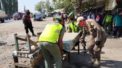 Puluhan Warung Remang-remang di Jalur Pantura Batang Dibongkar Petugas Gabungan<