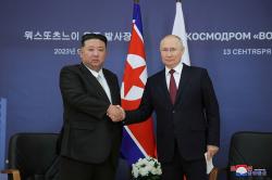 Momen Vladimir Putin Jabat Erat Tangan Kim Jong Un, Sinyal Korut Dukung Rusia