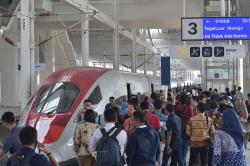 Antusiasme Warga Naik Kereta Cepat Jakarta Bandung saat Uji Coba