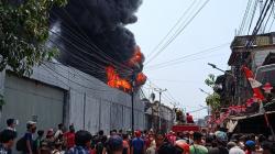 Pabrik Sandal di Kapuk Muara Jakut Terbakar, Karyawan Berhamburan Keluar