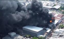 Lima Jam Kebakaran Pabrik Plastik di Penjaringan, Damkar Cegah Api Meluas ke Permukiman