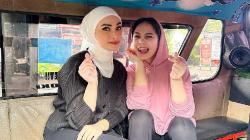 5 Potret Artis Cantik Naik Angkot, Sederhana Banget!