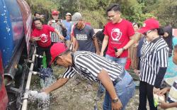Relawan Bacapres Ganjar Pranowo Salurkan Air Bersih untuk Warga Terdampak Kekeringan di Bogor<
