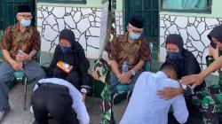 Viral Pemuda Lulus Bintara Kopassus, Nangis hingga Sujud Kaki Nenek yang Telah Merawatnya