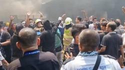 Kebakaran Pabrik Sandal di Jakut, Warga Setempat Bentrok dengan Karyawan gegara Ini