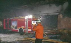 Kebakaran Pabrik Sandal di Penjaringan Belum Padam Total, BPBD: Ada 12 Korban Terluka