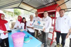 HT Serahkan Gerobak Partai Perindo kepada Pedagang Bakso di Riau