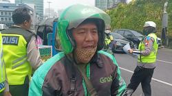 Operasi Zebra di Jakarta, Driver Ojol Kaget Tiba-tiba Diberi Sembako oleh Polisi