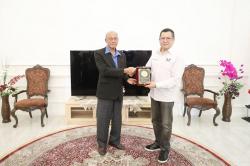 Momen Hangat Pertemuan HT dan Wali Nanggroe Aceh Tengku Malik Mahmud Al Haythar