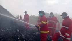  Puluhan Prajurit Raider 413/Bremoro Bantu Padamkan Kebakaran TPA Putri Cempo Solo<