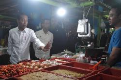Presiden Jokowi Cek Harga Bahan Pokok di Pasar Bali Mester Jatinegara