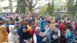 Ratusan Warga Bandung Antre Beras Murah, 10 Ton Ludes Sekejap <
