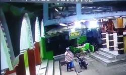 Terekam CCTV, Aksi Pencurian Kotak Amal Dibungkus Sarung di Masjid Kendal
