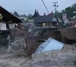 Banjir Bandang di Padang Pariaman Terjang 4 Kecamatan, Belasan Warga Terjebak