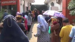 Demi Bantuan Beras Pemerintah, Ratusan Warga Purwakarta Antre di Kantor Pos