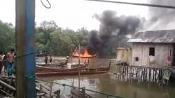 Perahu Angkut Solar Diduga Hasil Curian Terbakar di Medan