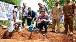 Salut, Polisi Bangun Ulang Rumah Korban Kebakaran di Cangkuang Bandung<