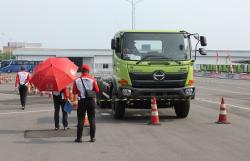 Jago Taklukan Kendaraan Besar, Ini Cara Hino Menguji Kemampuan Para Sopir  