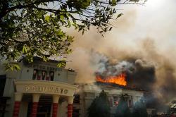 Kantor Bupati Pohuwato Gorontalo Hangus Dibakar Massa