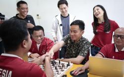Aksi Kocak Gibran Main Catur Bikin Angela Tanoesoedibjo dan Kevin Sanjaya Tertawa<